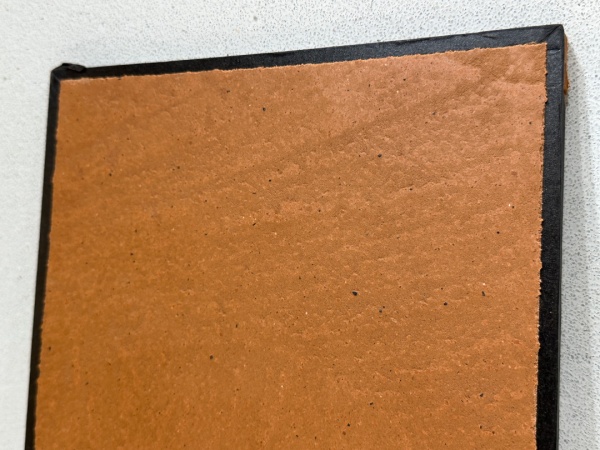 愛知瓦を入れてゴム鏝で押さえたオルトレマテリアサンプル。型番：SP9443