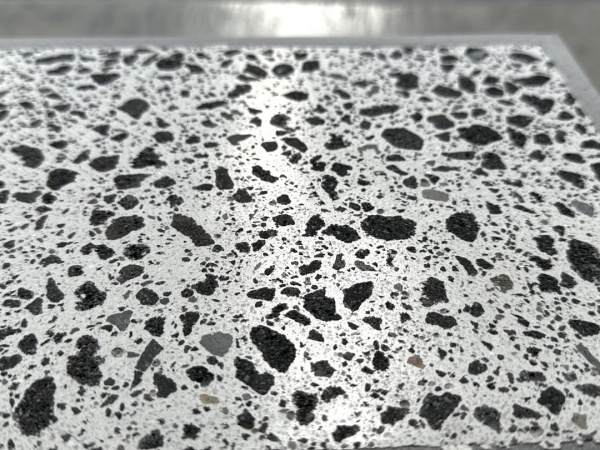 溶岩石を入れたプラスタル研ぎ出し仕上げの壁サンプル