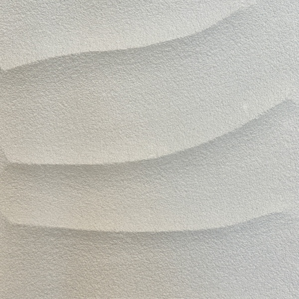 白いプラスタルのリッジライン仕上げの壁サンプル