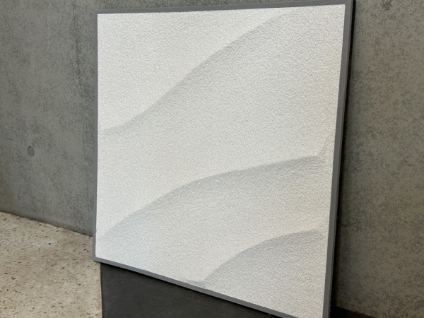 白いプラスタルのリッジライン仕上げの壁サンプル