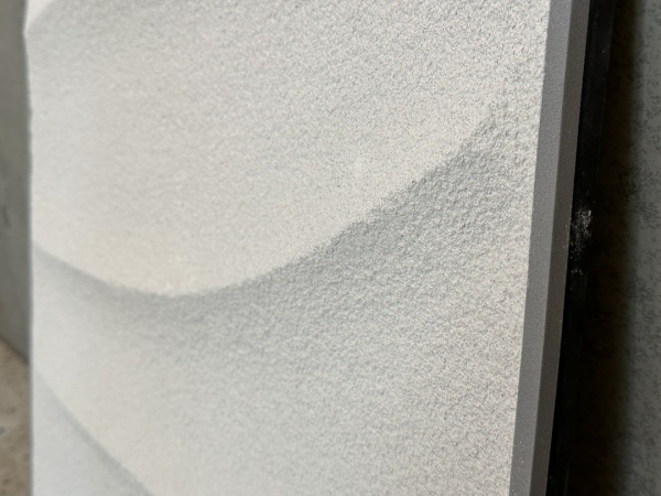 白いプラスタルのリッジライン仕上げの壁サンプル