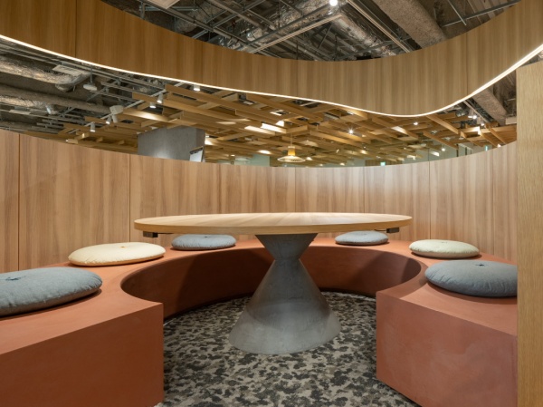 オフィスの円錐形テーブル脚に施工したグレーのモールテックス