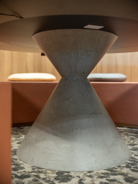 オフィスの円錐形テーブル脚に施工したグレーのモールテックス