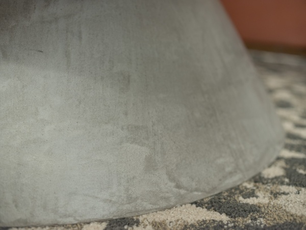 オフィスの円錐形テーブル脚に施工したグレーのモールテックス