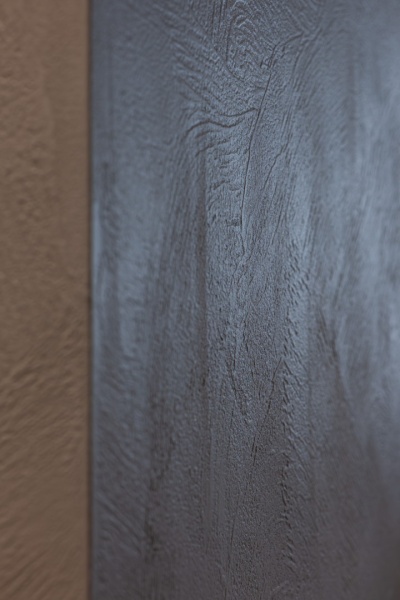 オフィスの柱に施工したグレーのアートランダムテクスチャーのポリーブル