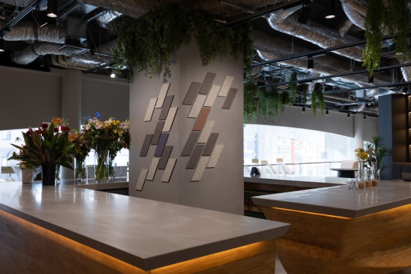 ポリーブルの柱に菱形パネルが取り付けてある