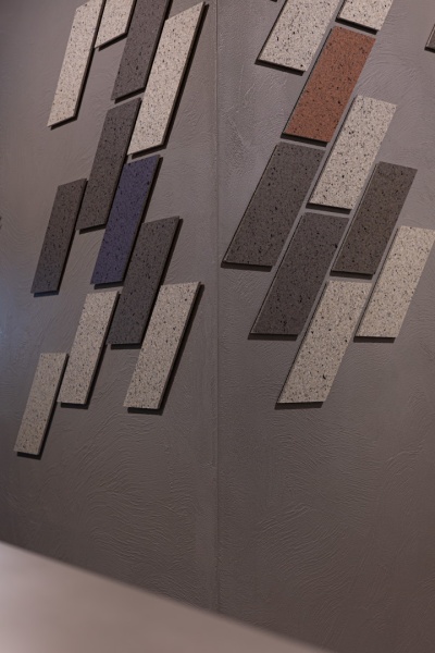 ポリーブルの柱に菱形パネルが取り付けてある