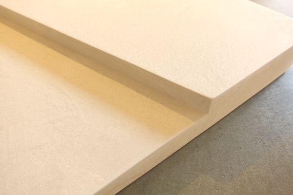 軽い素材のディスプレイ台に施工したポリーブル