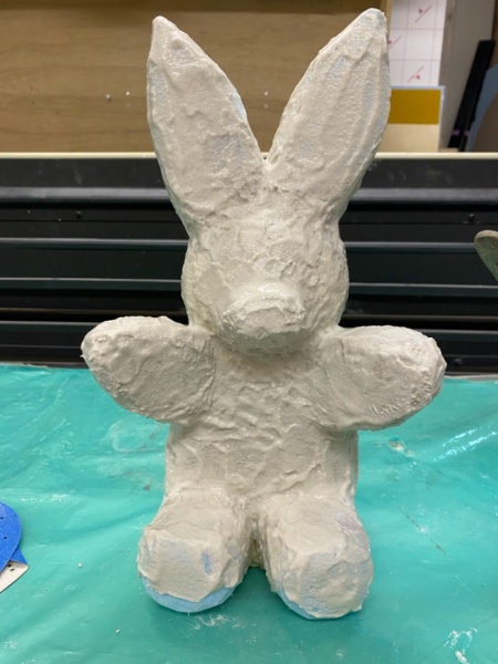 下地に下塗りをした状態のうさぎのぬいぐるみ