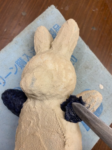 うさぎの型にNURU DENIM(塗るデニム)を塗り付け