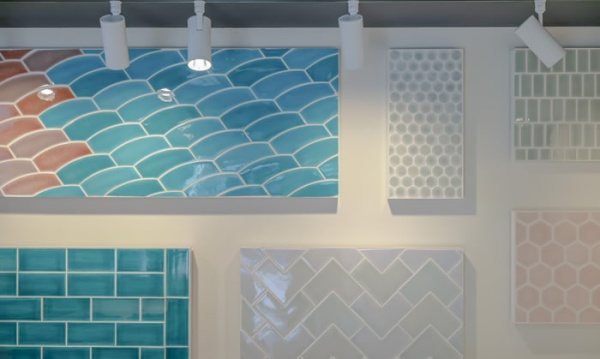 原田左官タイルショールームに飾られているタイルの数々