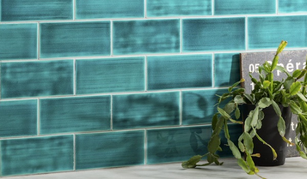 青系の四角いタイル壁