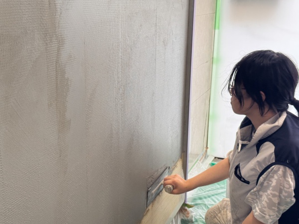 塗り版築施工前のモルタル下塗り