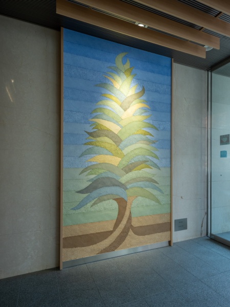 伸びる木デザインの塗り版築壁