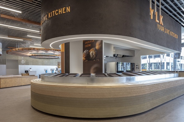 飲食店のライブキッチンカウンター腰壁に施工したプラスタル塗り版築