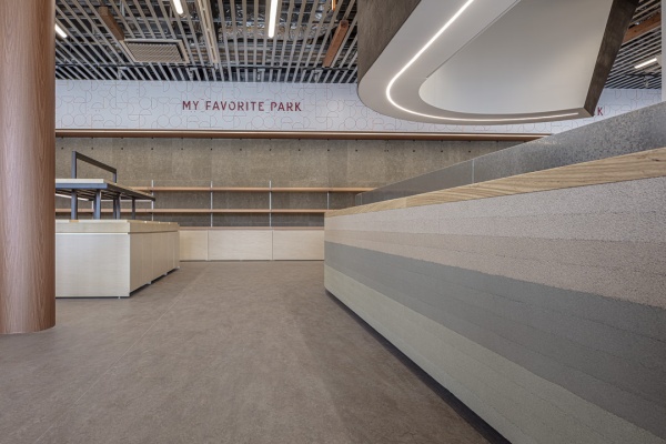 飲食店のライブキッチンカウンター腰壁に施工したプラスタル塗り版築