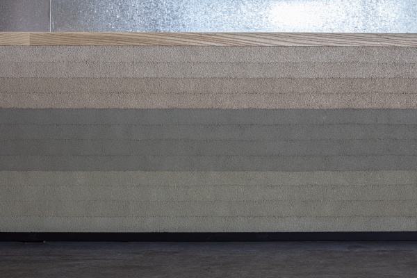 飲食店のライブキッチンカウンター腰壁に施工したプラスタル塗り版築