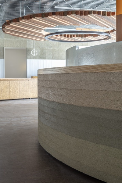 飲食店のライブキッチンカウンター腰壁に施工したプラスタル塗り版築