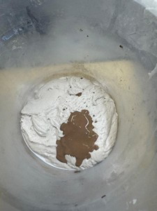 調色用の色粉と白いオルトレマテリア基材