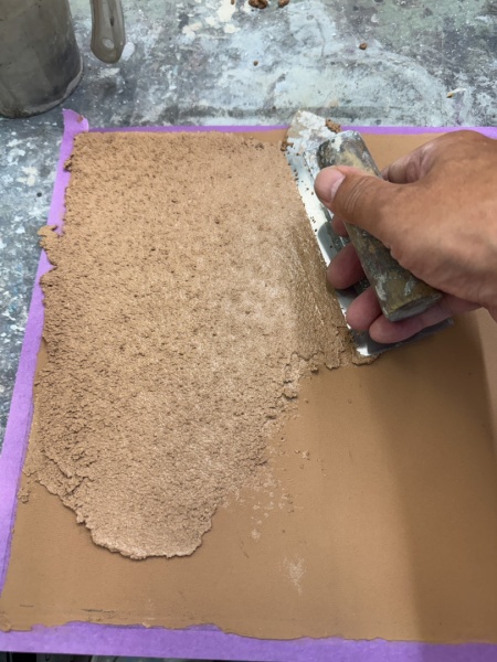 コルク粒入りのオルトレマテリアの塗り付け