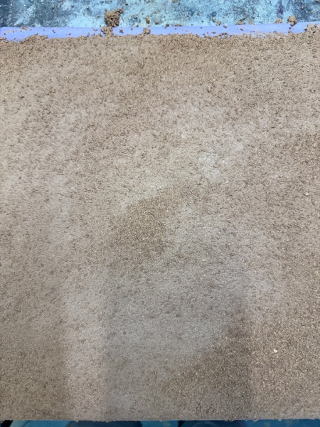 コルク粒入りのオルトレマテリアの塗り付け