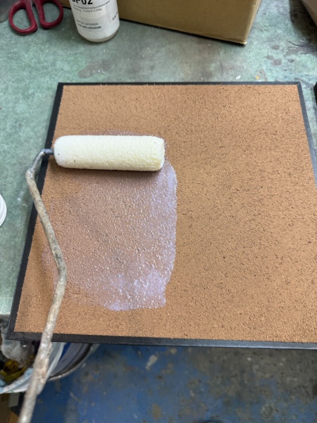 コルク入りオルトレマテリアにトップコート塗布