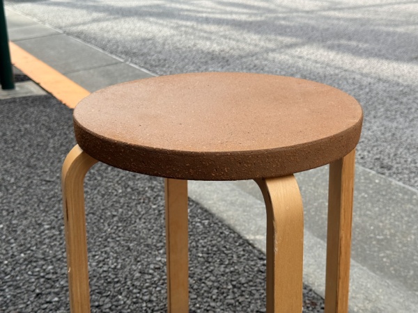 コルク入りオルトレマテリアで座面を仕上げた椅子