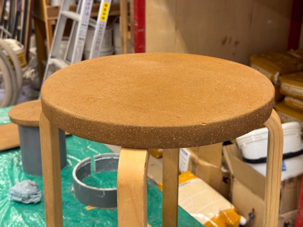 コルク入りオルトレマテリアで座面を仕上げた椅子