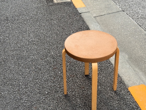 コルク入りオルトレマテリアで座面を仕上げた椅子