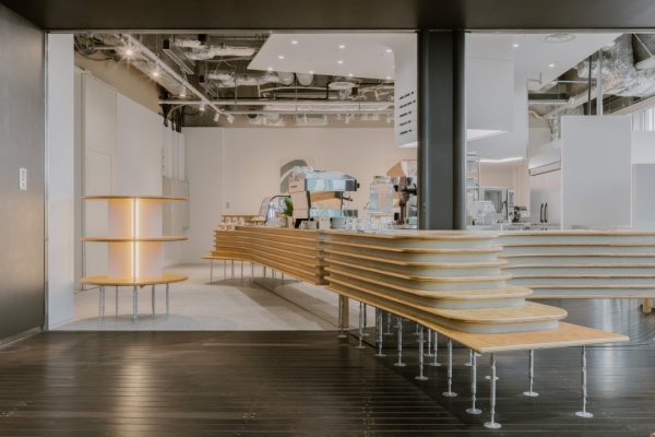 土壁の土で仕上げたテーブルの側面