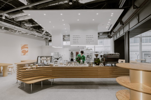 土壁の土を使いミルフィーユのような層状に仕上げたテーブル側面