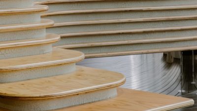 土壁 - コーヒーショップのテーブルに施工