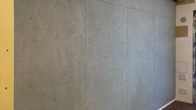 コンクリート打ち放し風仕上げをマンション室内壁面に施工