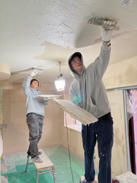 天井を塗っているアントンさん