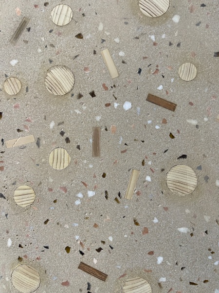 木片入りのビールストーン仕上げサンプル