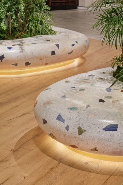 商業施設ベンチに施工した天然石端材入りのビールストーン