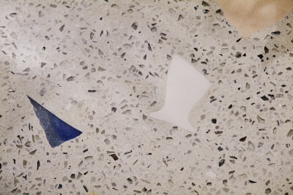 商業施設ベンチに施工した天然石端材入りのビールストーン