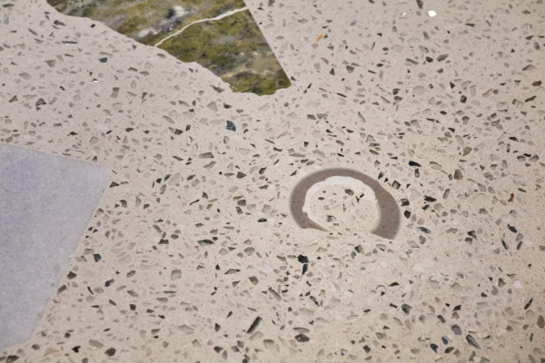 商業施設ベンチに施工した天然石端材入りのビールストーン