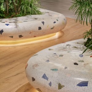 ビールストーン - 商業施設のベンチに天然石の端材を活用した施工