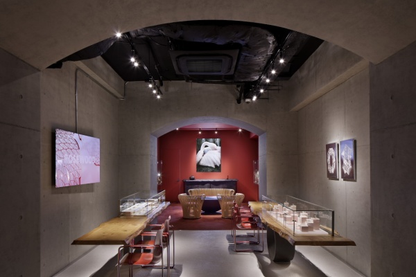 銀座のジュエリーショップの壁面に施工したコンクリート打ち放し風仕上げ