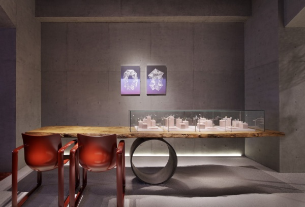 銀座のジュエリーショップの壁面に施工したコンクリート打ち放し風仕上げ