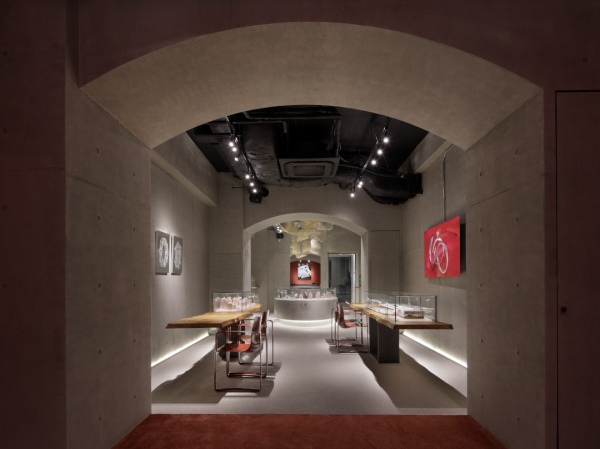 銀座のジュエリーショップの壁面に施工したコンクリート打ち放し風仕上げ