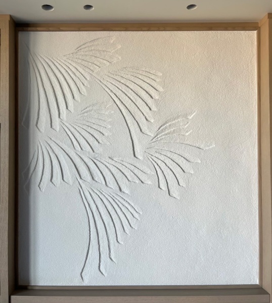 ホテル客室の壁面に施工した特注の掻き落とし仕上げ壁