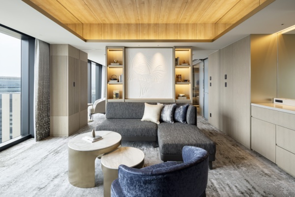 掻き落とし仕上げを施工したホテル客室の壁面