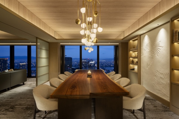 掻き落とし仕上げを施工したホテル客室の壁面