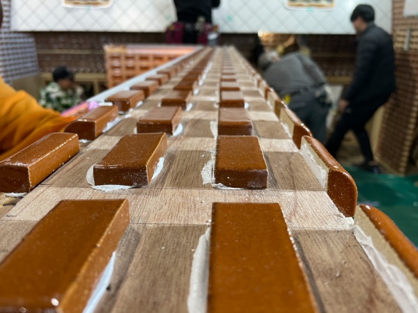 目地詰め作業前のカウンター什器の表面