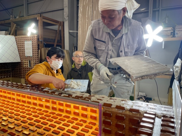 目地詰め作業中のカウンター什器
