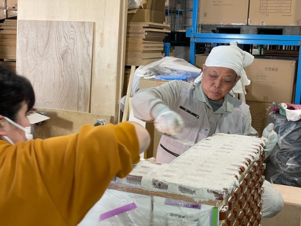 カウンター什器に塗りつけて目地詰め