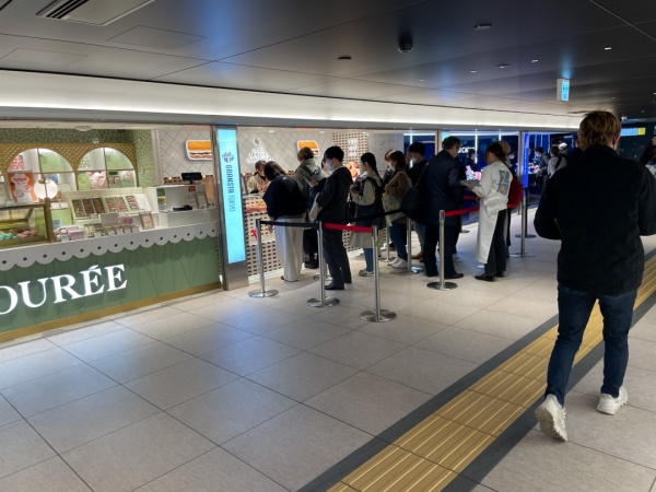 お店で使われているタイル目地のカウンター什器