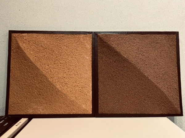 2種類のプラスタル掻き落としのリッジライン仕上げ壁サンプル。型番：25SP0036と25SP0037